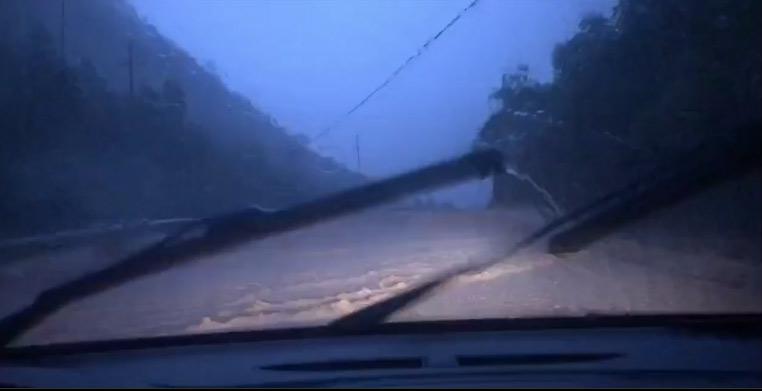 图为6月16日晚，黄文秀遇难前在车里拍摄的遭遇洪水的情景
